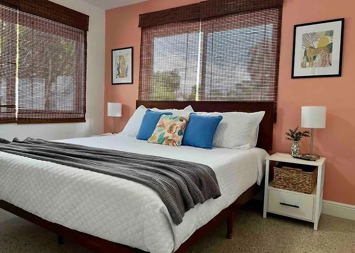 New! Tropical Hideaway Near Beach! Tons Of Parking