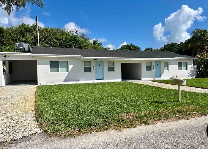 New! Tropical Hideaway Near Beach! Tons Of Parking