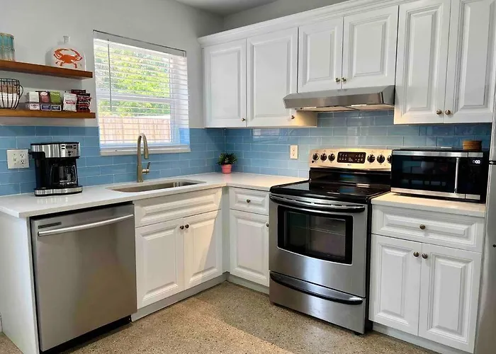 New! Tropical Hideaway Near Beach! Tons Of Parking