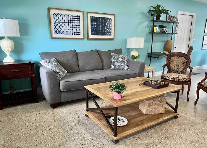 New! Tropical Hideaway Near Beach! Tons Of Parking