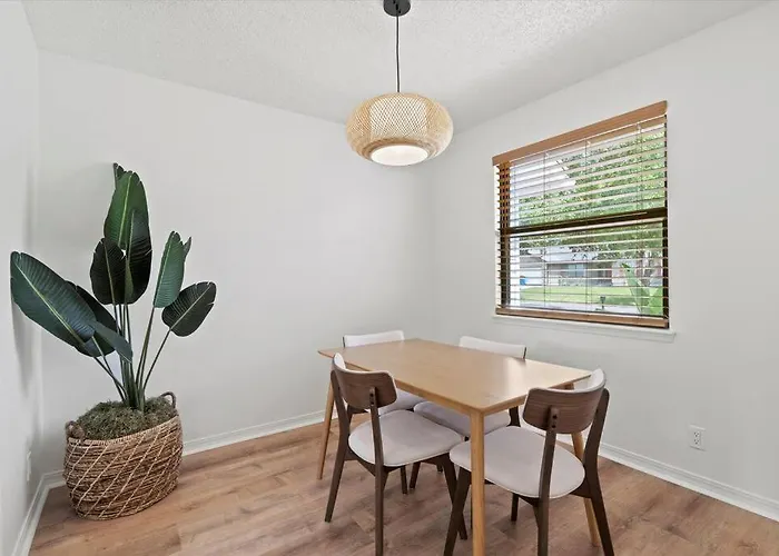 Spacious Home Near Beach, Large Yard, Game Room And Dog Friendly