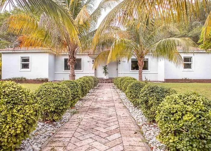 House With Pool, 10 Mins Drive To The Beach!