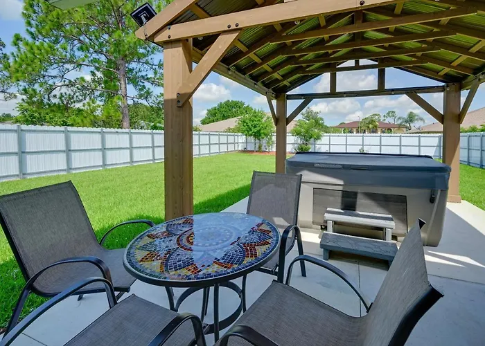 Hot Tub & Fenced Yard: Home In Sebring