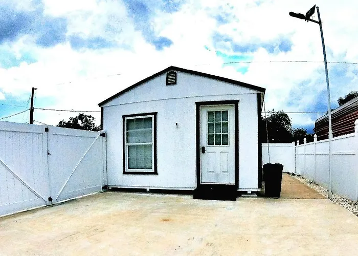 All Modern Studio With Private Entry & Parking.