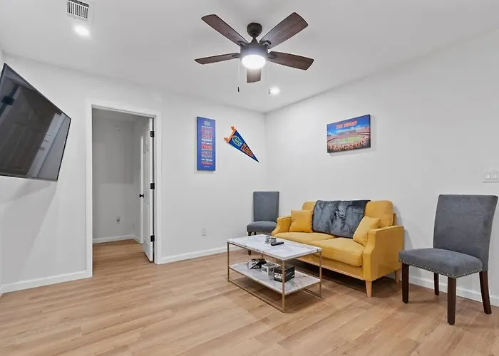 Gainesville-Newly Remodeled Home