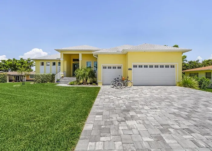 Yacht Club Area, Heated Saltwater Pool & Spa -Villa Nana And Papa'S Beach House - Roelens