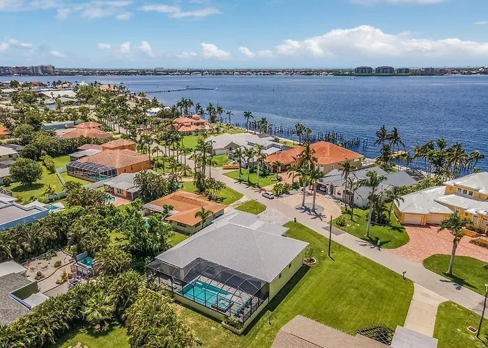Yacht Club Area, Heated Saltwater Pool & Spa -Villa Nana And Papa'S Beach House - Roelens
