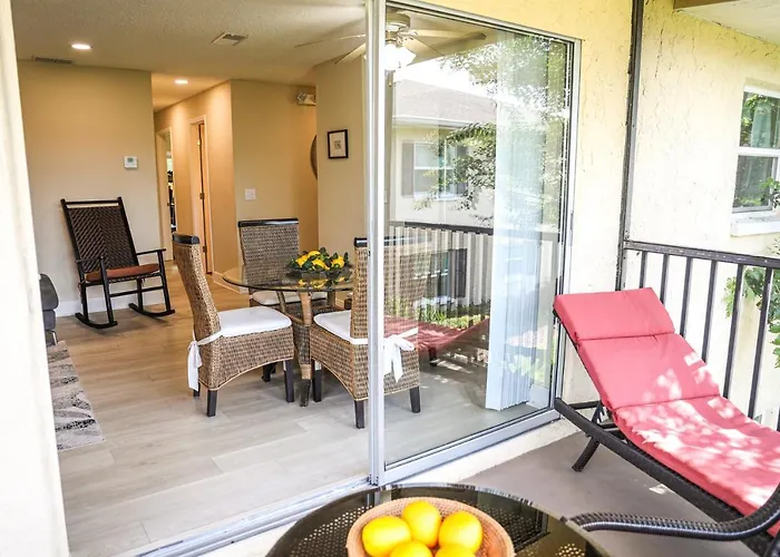 Sunnyside Palms - 2Br, Poolside, 5 Min To Beach