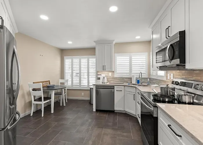 Newly Updated St. Pete 2-Br Condo On Isla Del Sol