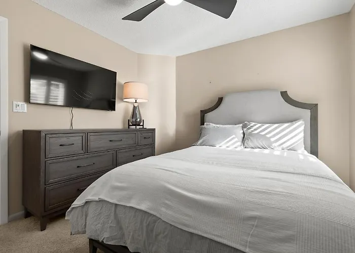 Newly Updated St. Pete 2-Br Condo On Isla Del Sol