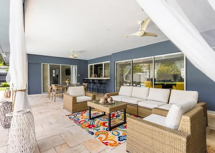 Spacious Poolside Retreat: 4BR Near Airport & Port