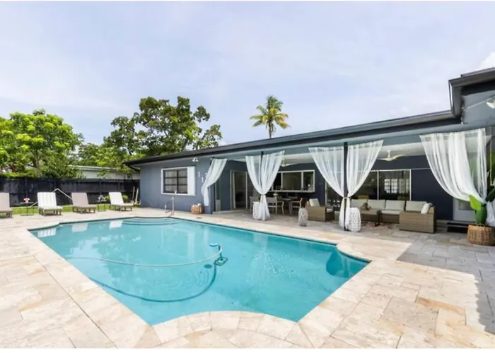 Spacious Poolside Retreat: 4BR Near Airport & Port