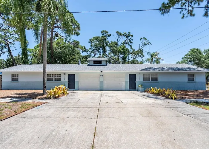 Beautiful Updated 2Bedroom Suite Minutes To Downtown, Amazing Beaches, Restaurants, Theaters And More