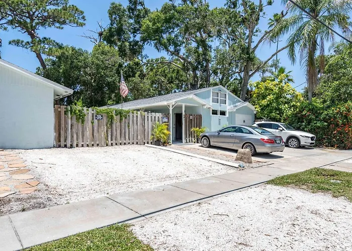 Beautiful Updated 2Bedroom Suite Minutes To Downtown, Amazing Beaches, Restaurants, Theaters And More