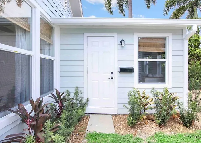 Croton Cottage - Downtown Wpb Guest House