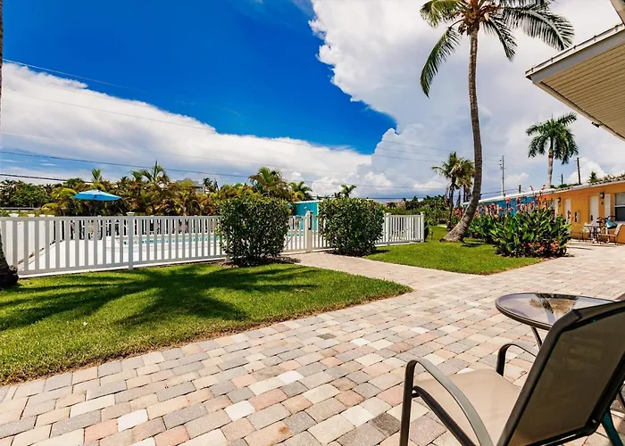 Poolfront Cottage Near Beach With Full Kitchen!