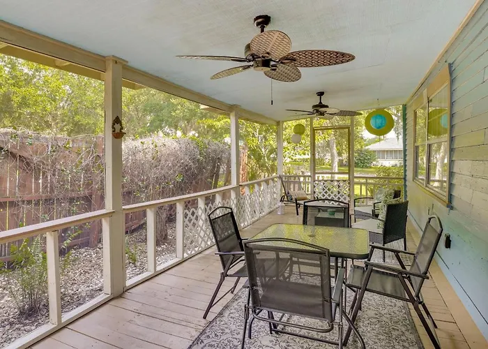 Lake Wales Vacation Rental W/ Screened-In Porch!