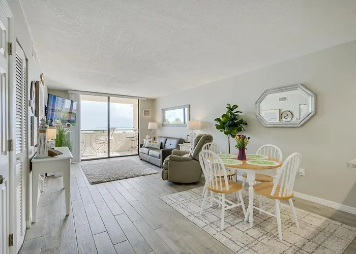 Gulf-View Balcony & Pool Access: Hudson Retreat