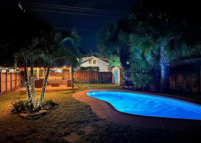 The Peacock Bungalow- Heated Pool & Jacuzzi- 5 Min To Beach!