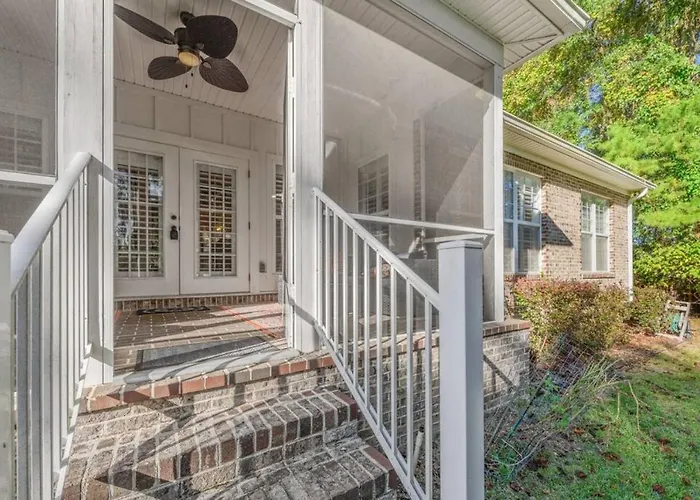 Serene Smart Home, Big Backyard, Family And Friends