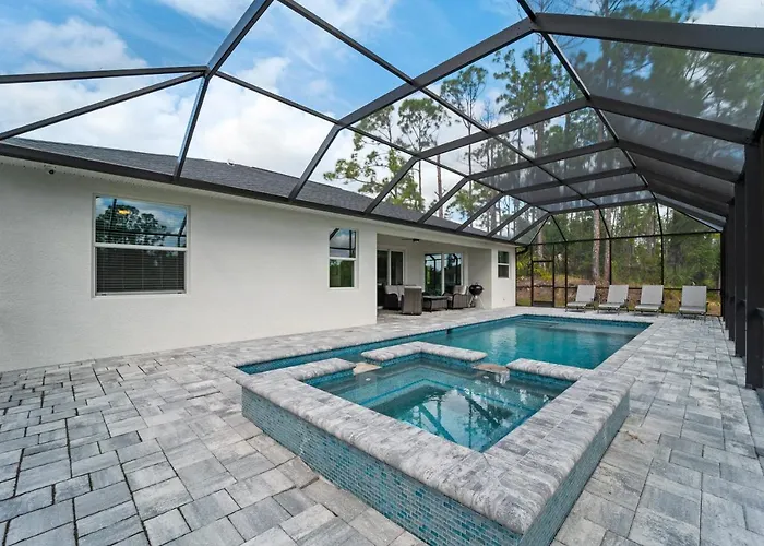 Modern Heated Pool Home Close To Downtown Shopping