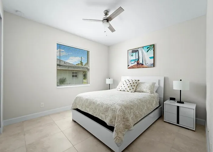 Modern Heated Pool Home Close To Downtown Shopping