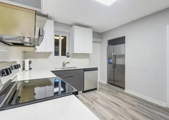 Spacious And Luxurious Home Centrally Located Between Miami And Ft. Lauderdale
