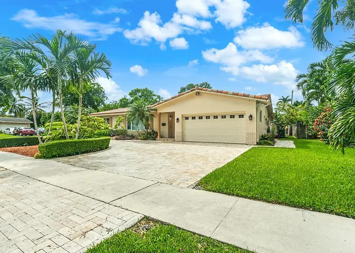 Spacious 4Br/3Ba Pool Home, Stylishly Decorated