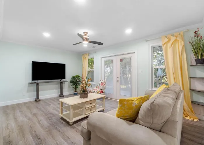 Helena'S Place, Exclusive End Unit Townhouse