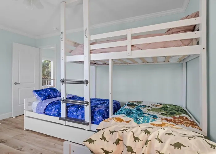 Helena'S Place, Exclusive End Unit Townhouse