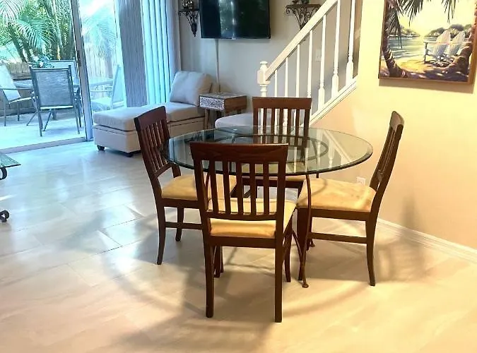 Coastal Townhome In Jupiter 1 Mile To Beach!