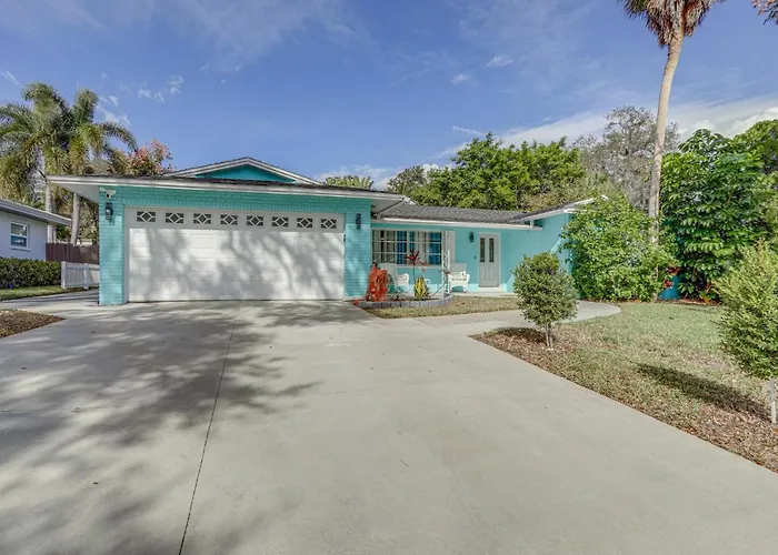 Largo Family Oasis: Private Pool & Hot Tub!