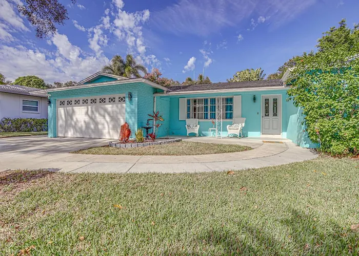 Largo Family Oasis: Private Pool & Hot Tub!