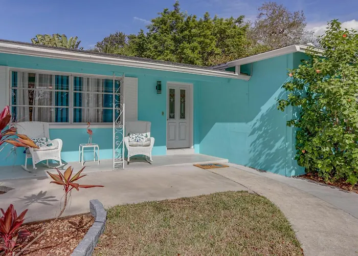 Largo Family Oasis: Private Pool & Hot Tub!