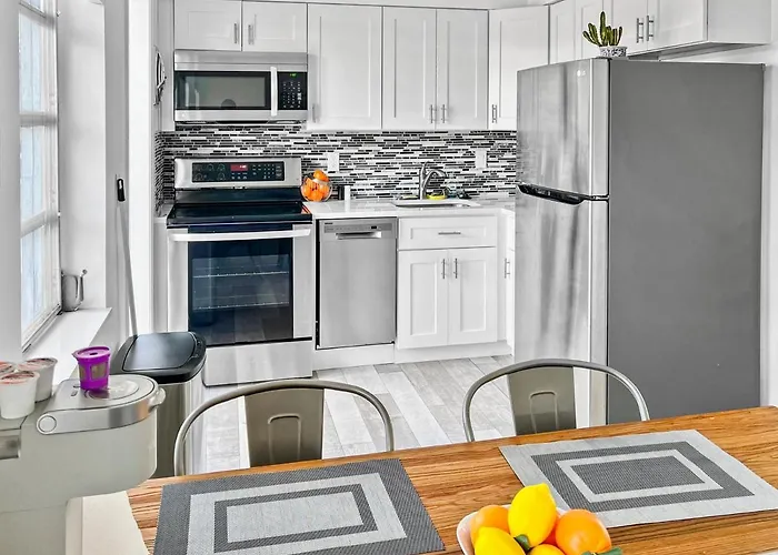Stylish Tropical Key West Home - Private Yard, Free Parking & Laundry