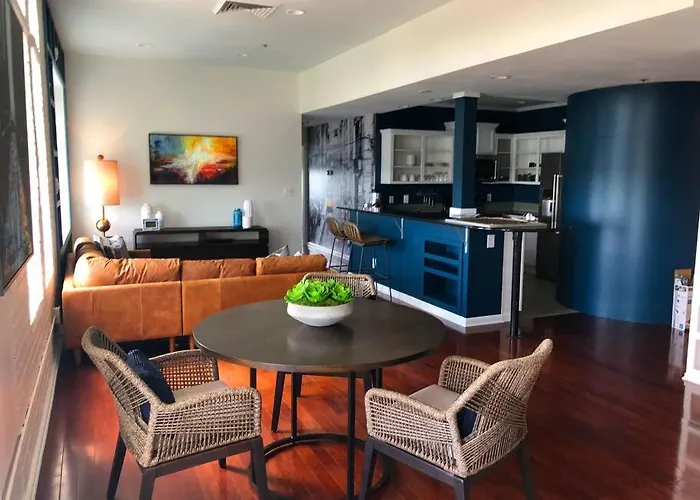 5-Star Luxury Apartment - Atop The Seagle Building