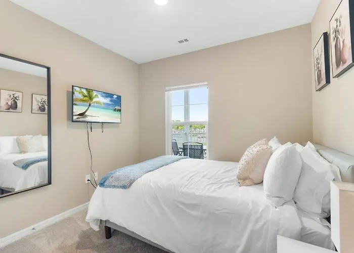 Sophisticated 3Bd/2Ba Retreat: Pool, Gym, Laundry