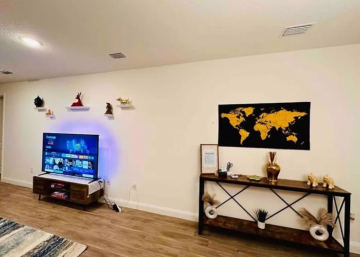 Luxury King Suite, 3Br 2Ba, Beach Vibe, Top-Tier Amenities, Prime Location