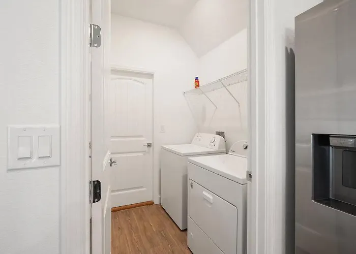 Luxury King Suite, 3Br 2Ba, Beach Vibe, Top-Tier Amenities, Prime Location