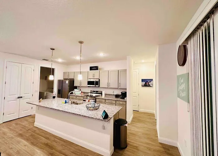 Luxury King Suite, 3Br 2Ba, Beach Vibe, Top-Tier Amenities, Prime Location