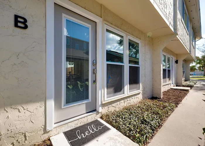 Be A Nomad 2 Bedroom Close To The Beach