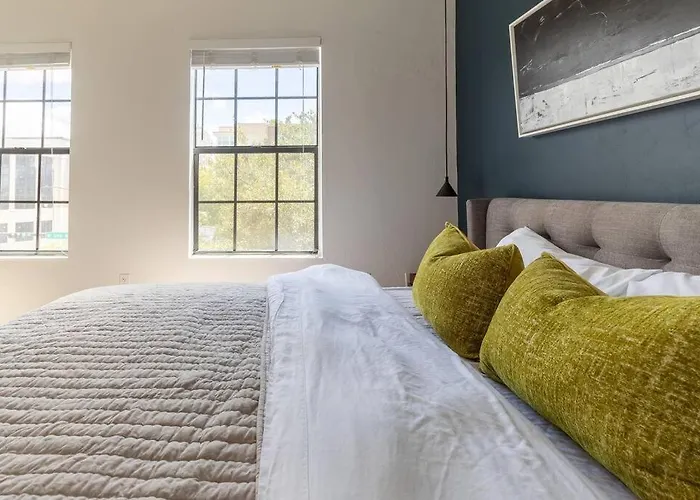 1Br/1Bath Downtown - Newly Renovated Premier Apt.