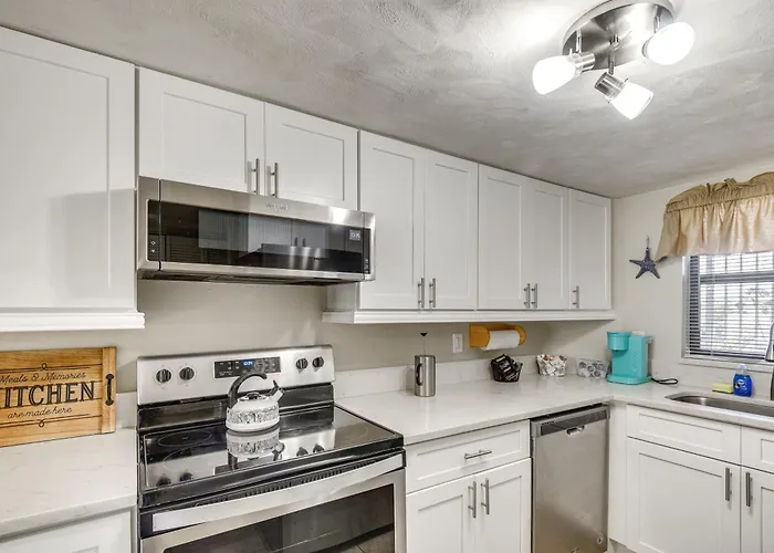 Walk To Beach! Daytona Condo W/ Community Pool