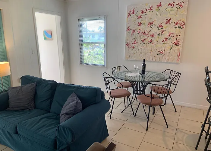 Hibiscus Cottage - Downtown And Steps To The Beach!