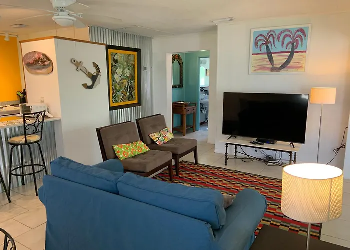 Hibiscus Cottage - Downtown And Steps To The Beach!