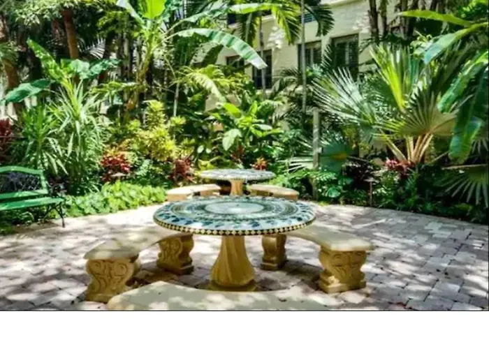 Romantic Studio In The Heart Of Palm Beach