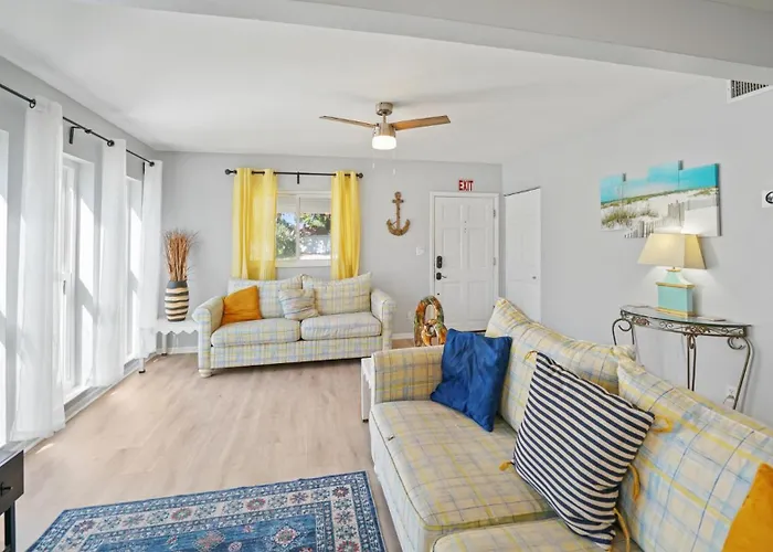 Jacksonville Beach Home - Walk To Beach, Bars & Restaurants - Pet Friendly