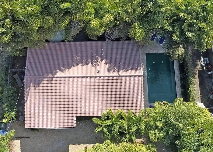 Heated Pool, Parking, 5 Min Walk To Food And Fun!