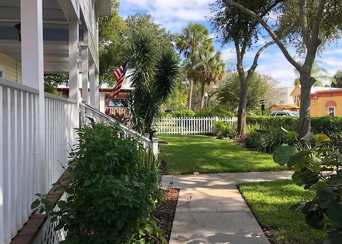 Downtown Dunedin! 2 Bedroom 2 Bath No Kids, No Pets