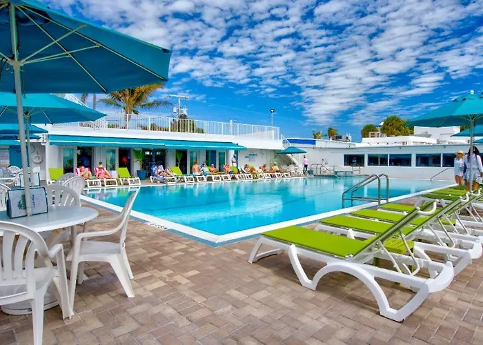 Waterfront House With 37Ft Dock & Cabana Club